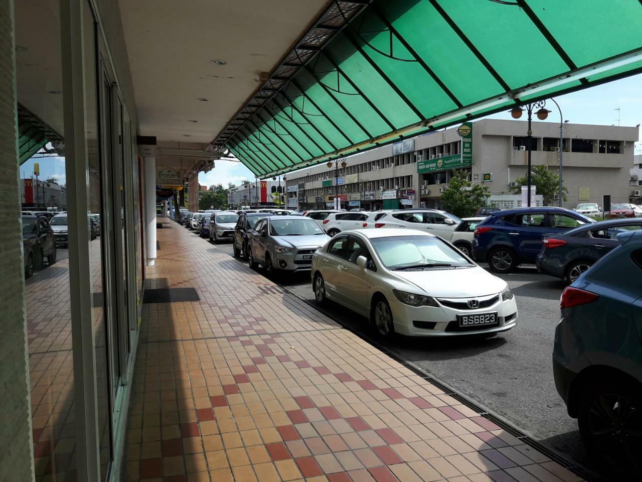 Ez Lodgings Kampong Gadong Esterno foto