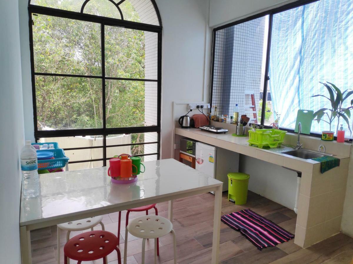 Ez Lodgings Kampong Gadong Esterno foto