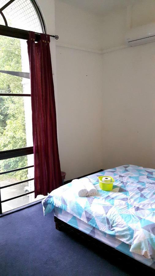 Ez Lodgings Kampong Gadong Esterno foto