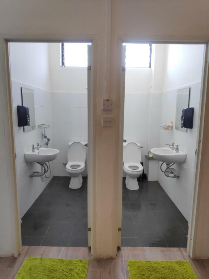 Ez Lodgings Kampong Gadong Esterno foto
