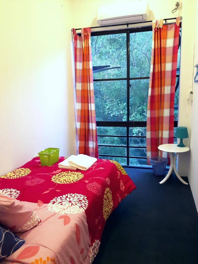 Ez Lodgings Kampong Gadong Esterno foto